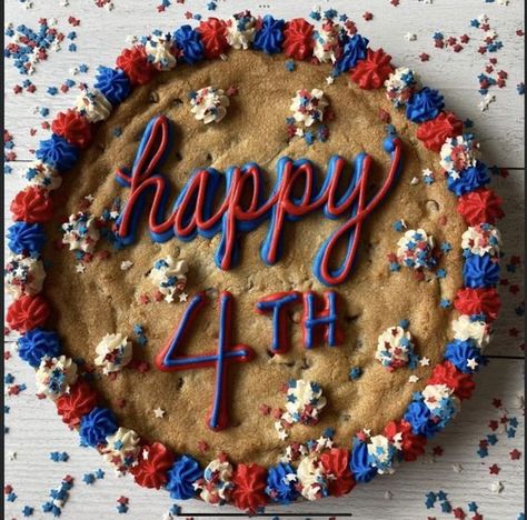 25 Indulging Fourth of July Cakes to Have an Yankee Doodle Day - Hike n Dip Easy And Fun Desserts, Usa Cookie Cake, Cookie Cake 4th Of July, Patriotic Cookie Cake, Fourth Of July Cookie Cake, Simplistic Cakes, 4th Of July Cakes, Cookie Cake Decorating Ideas, 4th Desserts