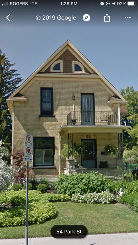 Yellow brick house inspo Yellow Brick House Exterior, Yellow Brick House, Blonde Brick, Yellow Brick Houses, Brick Farmhouse, Metal Roof Houses, Brick Homes, Yellow Brick Home, House Updates