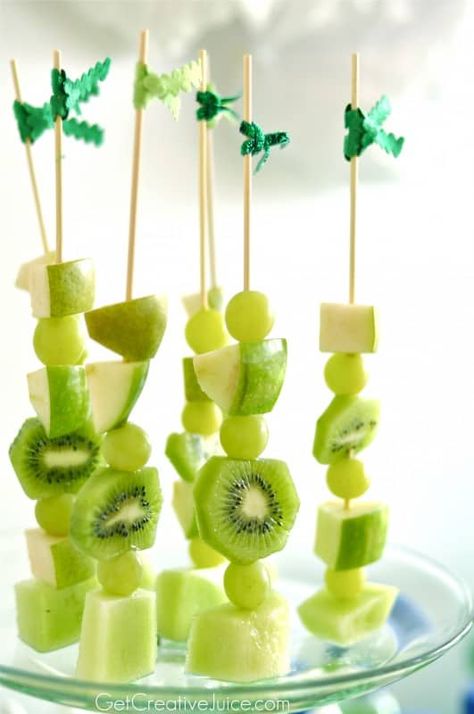 Fruit Kebab, Deco Fruit, Green Snacks, St Patrick Day Treats, Kreative Snacks, Fruit Skewers, St Patricks Day Food, Fruit Kabobs, Saint Patties