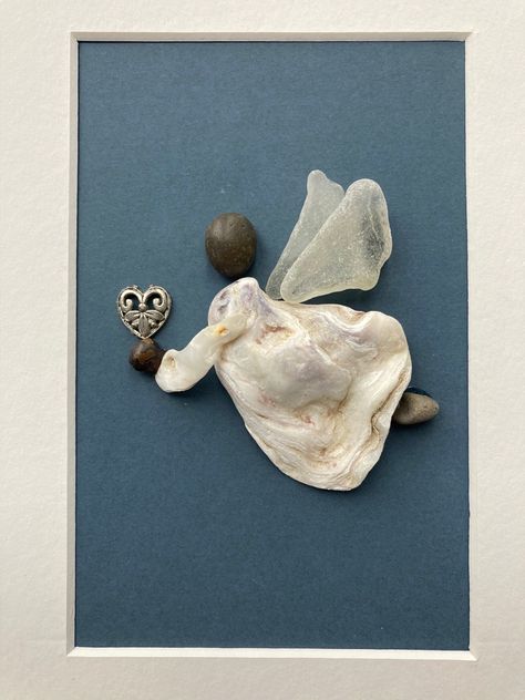 Beach Rock Art Sea Shells, Angel Shell Art, Angel Pebble Art Ideas, Shell People Craft, Rock And Shell Art, Angel Pebble Art, Angel Sea Glass Art, Shell People Art, Beach Rocks Crafts