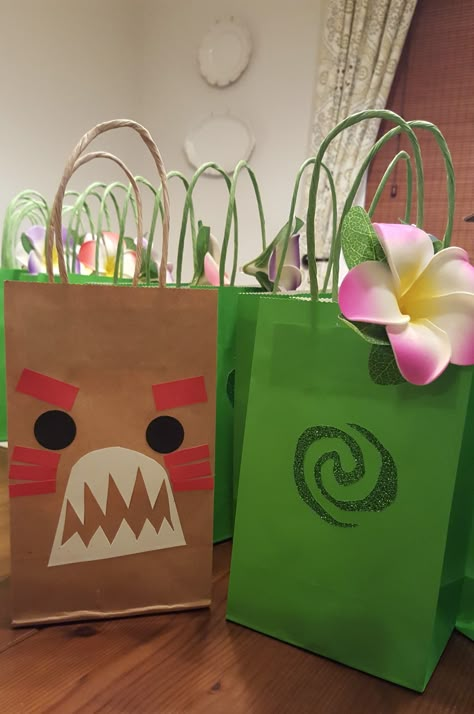 Moana Favor Bags Moana Party Favors Bags, Moana Birthday Goodie Bags, Moana Favor Bags, Moana Loot Bag Ideas, Moana Themed Party Decorations, Diy Moana Party Decorations, Moana Theme Birthday Party Ideas, Moana Birthday Decorations Diy, Moana Goodie Bags