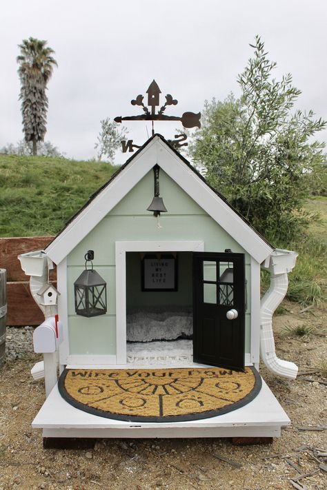 Cottagecore Dog House, Dog House Colors Ideas, Painted Dog House, Cute Dog Houses Outdoor, Dog House Painting Ideas, Aesthetic Dog House, Dog Houses Outdoor, Dog House Diy Outdoor, Dog Kennel Ideas Outdoor