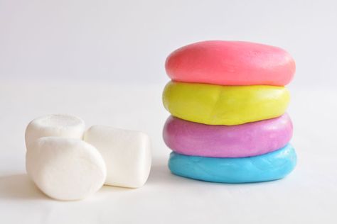 How to Make Edible Marshmallow Play Dough Marshmallow Playdough, Easy Play Dough, One Little Project, Easy Playdough Recipe, Edible Playdough, Diy Playdough, Dough Ideas, Diy Summer Crafts, Edible Crafts