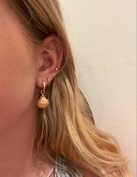 Beachy Nose Piercing, Seashell Gold Jewelry, 2 Peircings Women, Beachy Ear Piercings, Seashell Earrings Aesthetic, Coastal Granddaughter Earrings, Gold Seashell Earrings, Beachy Gold Jewelry, Double Earring Stack