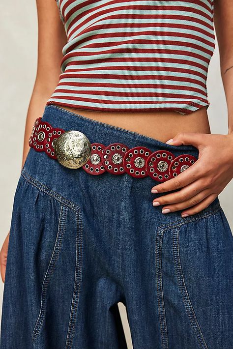 Types Of Belts Style, Free People Belts, Coin Belt Outfit, Cool Belt Outfit, Boho Belt Outfit, Circle Belt Outfit, Statement Belt Outfit, Styling Belts, Big Belt Outfit