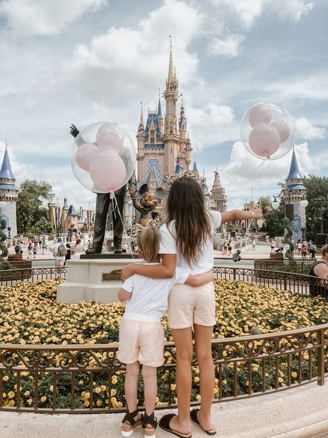 Disney Vacation Outfits, Vacation Outfit Ideas, Sibling Pictures, Matching Sibling Outfits, Kids Fashion Inspiration, Nfl Apparel, Disneyland Vacation, Sibling Outfits, Gameday Couture