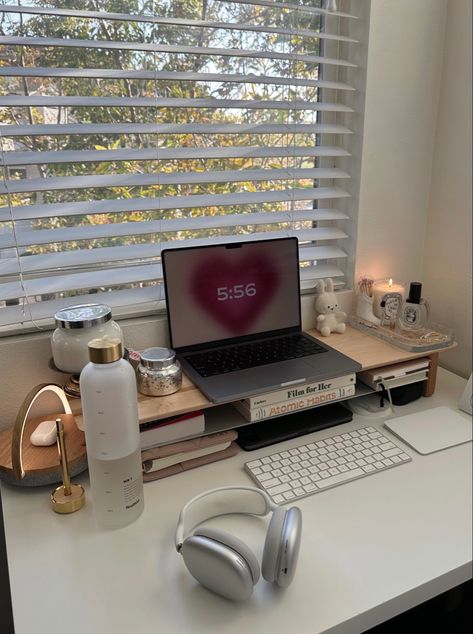 Girl Desk, Drømme Liv, Clean Desk, Uni Room, Deco Studio, Desk Inspo, Desk Inspiration, Study Motivation Inspiration, Study Desk