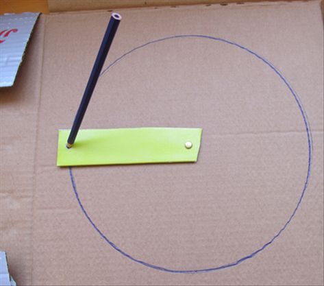 Use the paper fastener to attach one end of the cardboard strip to the center of the cardboard you want to draw on.   To draw a circle, insert the pen into a hole and rotate the strip. Diy Compass Circle, How To Draw A Circle, Diy Spoon Mirror, Kindy 500, Balloon Centerpieces Diy, Paper Fastener, Compass Circle, Drawing Circles, Spoon Mirror