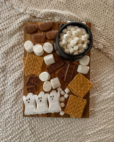 S’mores Charcuterie Board Halloween, Halloween S’mores Charcuterie, Spooky Picnic Ideas, Charcuterie Board Smores, Halloween Smores Bar, Spooky Smores, Smores Halloween, Halloween Catering, Spooky Charcuterie Board