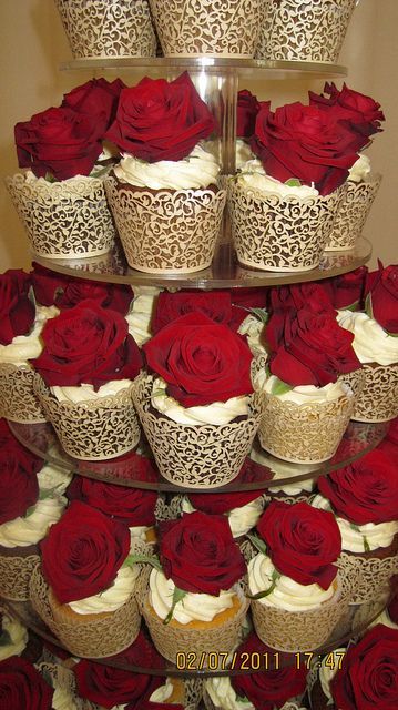 Rich #indianwedding boda de Rose roja Torre de la magdalena, #shaadibazaar: Rose Cupcake, Cupcake Tower Wedding, Beauty And Beast Wedding, Beauty And The Beast Theme, Gold Cupcakes, Beauty And The Beast Party, Tafel Decor, Red Rose Wedding, Rose Cupcakes