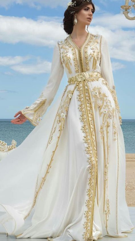 caftan soie blanc et broderie Moroccan Wedding Dress, Caftan Moroccan, Moroccan Dresses, Moroccan Kaftan Dress, Dresses Black And White, Moroccan Bride, Paris Boutique, Fez Morocco, Arabic Dress