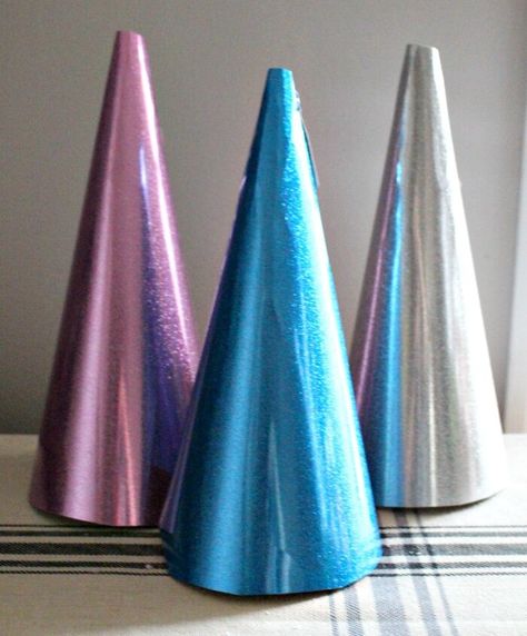 I love making quick and easy crafts. You can make a trio of Easy DIY Glitter Cone Christmas Trees in under 15 minutes! You can't get much easier than that. Corner Christmas Tree, Silver Bells Christmas, Glitter Projects, Cones Diy, Farmhouse Christmas Ornaments, Christmas Shadow Boxes, Diy Santa, Quick And Easy Crafts, Cone Christmas Trees