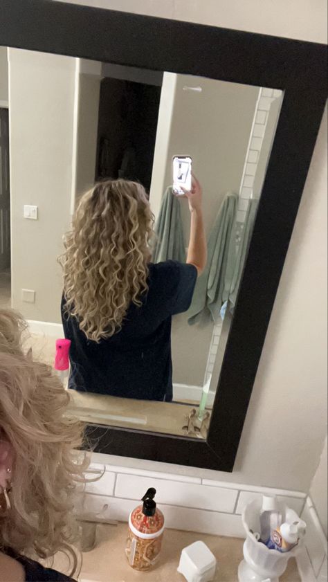 Curly hair blonde Perms Blonde Hair, Highlights On Blonde Curly Hair, Blonde Curly Hair Medium Length, Blonde Curly Hair Layers, Curly Blonde Hair With Highlights, Blonde Hair On Curly Hair, Natural Blonde Curls, Summer Curly Hair Cuts, Blonde Curly Hair Women