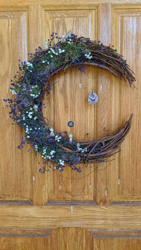 Crescent moon shaped wreath - Imgur Creative Wall Hanging, Moon Wreath, Hippie Crafts, Halloween Diy Outdoor, Moon Crafts, Wall Hanging Ideas, Halloween Decorations Diy Outdoor, Hanging Ideas, Deco Nature