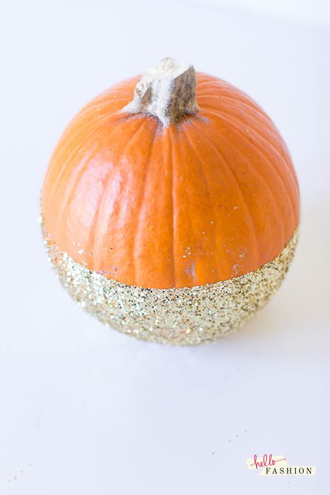 DIY Glitter Pumpkins Sparkle Pumpkins, Pumkin Decoration, Halloween Chic, Easy Pumpkin Carving, Halloween Pumpkins Painted, Glitter Pumpkins, Diy Glitter, Zucca Halloween, Spooky Halloween Decorations