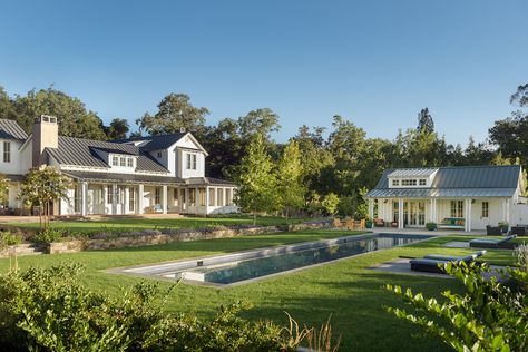 Napa Valley House, Front Porch Landscape, Landscaping Layout, Porch Landscaping, Farmhouse Architecture, Backyard Plan, Home Bunch, Farmhouse Landscaping, Farmhouse Front Porches