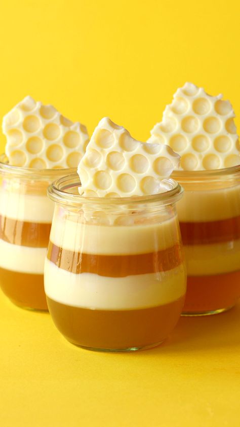 Things To Eat With Honey, Honey Comb Desserts, Foods With Honey, Honey Deserts Recipes, Honey Bee Food Ideas, Winnie The Pooh Snack Ideas, Honey Food Ideas, Dessert With Honey, Honey Deserts