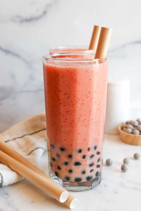 Beat the heat with fun & fruity bubble tea smoothies. They're perfect as an easy breakfast, midday snack, lunch or healthy dessert. Adding tapioca pearls to the mix makes this treat nice & filling (and of course, extra delicious)! No need to buy boba, you can make it right in the comfort of your own home. Homemade drinks are more affordable & you can control the amount of sugar added for a healthier beverage. Make your smoothie in 10-15 minutes. Super convenient when you need something fast! Boba Smoothie Recipe, Boba Business, Bobo Tea, Mango Boba, Boba Party, Fruit Bubble Tea, Nordic Recipes, Boba Smoothie, Boba Tea Recipe