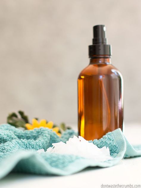 Magnesium oil is my secret for hair, for sleep and less stress. The benefits are plenty without side effects. Use this recipe to make it and not buy it! Magnesium Oil Diy, Oil Tutorial, Homemade Creams, Liquid Magnesium, Sunscreen Recipe, Magnesium Flakes, Magnesium Oil Spray, Magnesium Lotion, Magnesium Spray