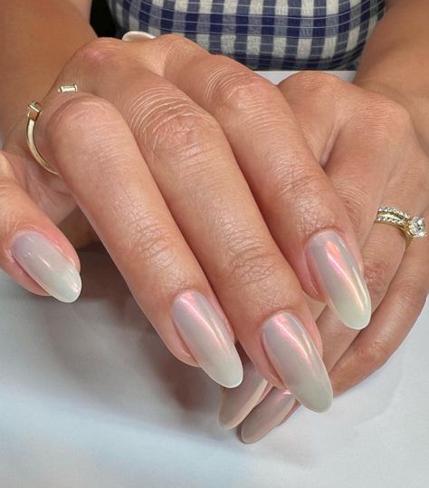 27 Glazed Donut Nails Trend : Hailey Bieber Pearl Almond Nails Glazed Donut Nails, Donut Nails, Ombre Manicure, Chrome Nails Designs, Celebrity Nails, Glazed Donut, Pearl Nails, Donut Glaze, Nail Art Summer