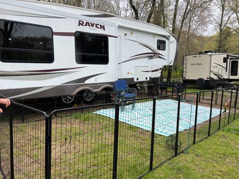 Rv Fence For Dogs, Camper Dog Fence, Dogs In Camper, Camper Dog Ideas, Rv Dog Ideas, Diy Portable Dog Fence Rv Camping, Dog Camper Ideas, Rv Fence Ideas, Rv Living With Dogs