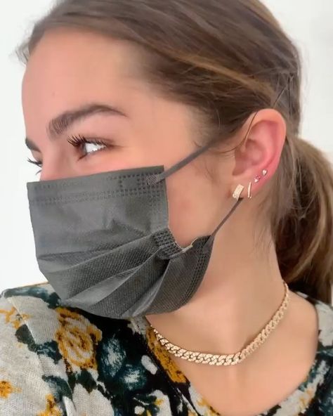 Cute Ear Piercings, Charli D'amelio Rare, Christina Ricci, Charli Damelio, Bobby Brown, Millie Bobby Brown, Earings Piercings, Ear Piercings, Ear Cuff