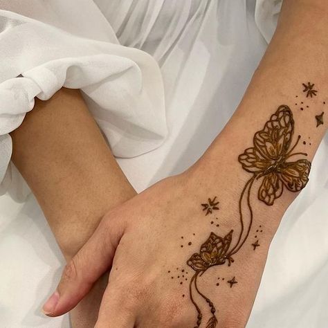 Ambreen Wahid on Instagram: "Most requested butterfly design these days 🦋🌙✍🏼" Girly Henna, Cool Henna Designs, Small Henna Designs, Cute Henna Designs, Cute Henna Tattoos, Henna Style Tattoos, Henna Inspired Tattoos, Henna Nails, Cute Henna