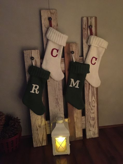 Stocking With No Fireplace, Stocking Holder Board, Pallet Stocking Holder, Christmas Stocking Stand Diy, Christmas Stocking Holder Diy, Christmas Stockings Ideas No Fireplace, Stocking Holder Ideas No Mantle, Stocking Hangers No Fireplace Diy, Christmas Stockings No Fireplace