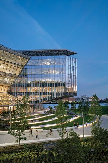 Edificio "The Bridge", Cornell Tech, Nueva York, NY - Weiss/Manfredi - © Albert Vercerka/ Esto Weiss Manfredi, Marshall Arts, Global Architecture, Innovation Center, Roosevelt Island, Glass Curtain Wall, Glass Curtain, Commercial Complex, Innovation Centre