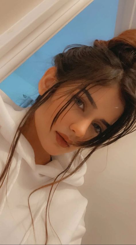 Neha Jethwani looks cute with messy bun and oversized hoodie Hair Styles, Neha Jethwani, Amazing Dp, Gents Hair Style, Oversized Hoodie, Oversize Hoodie, Cute Beauty, Messy Bun, Girls Dresses