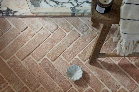 Bathroom With Terracotta Floor Tiles, Bathroom Terracotta Floor, Terracotta Floor Bathroom, Terracotta Bathroom Floor, Classic Bathroom Tile, Herringbone Tiles, Terracotta Flooring, Terracotta Floor Tiles, Terracotta Floors