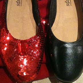 DIY Ruby Slippers Wizard Of Oz Party Favors For Adults, Wizard Of Oz Tea Party, Wizard Of Oz Props Diy, Wizard Of Oz Props, Wizard Of Oz Munchkins, Wizard Of Oz Costumes Diy, Scream Party, Wizard Of Oz Play, Wizard Of Oz Musical