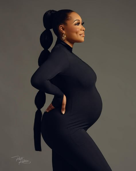 Hairstyles For Maternity Photoshoot, Bump Shoot Ideas, Hairstyles For Pregnant Women, Pregnancy Shoot Black Women, Pregnant Shooting Ideas, Baby Bump Photoshoot Ideas, Black Maternity Shoot, Pregnant Photoshoot Black Women, Black Dress Maternity Pictures