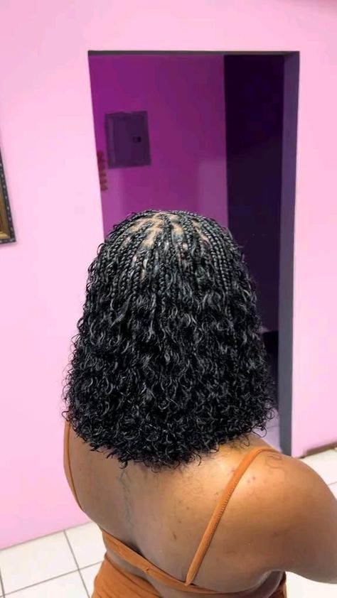 Boho Short Box Braids, How To Style Bob Boho Braids, One Side Hair Braid, Knotless Braids With Wet And Wavy Hair, Bob Boho Hairstyles, How To Style Boho Bob Braids, Bohemian Bob Box Braids, Boho Short Braids Hairstyles, Knotless Boho Bob Hairstyles