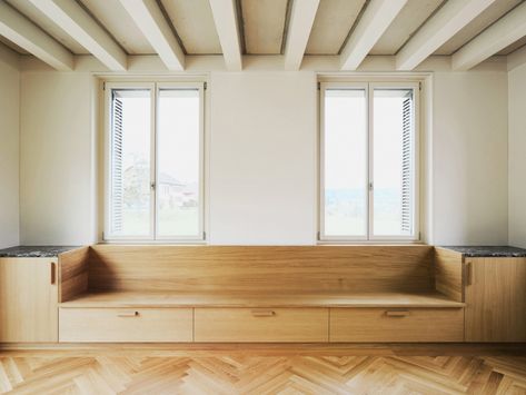 Built In Couch, Window Seat Design, Built In Sofa, Window Benches, Appartement Design, Built In Seating, Living Room Bench, Winterthur, Minimal Home