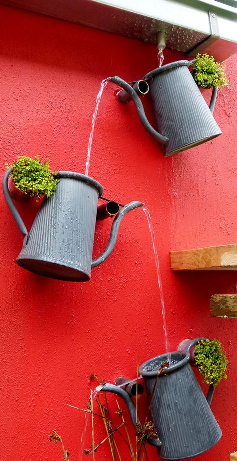 Fantastic cascading watering can feature. Great way to create a decorative drainage system from the gutter. Kebun Herbal, Taman Diy, Taman Air, Pergola Diy, Jardim Diy, Rain Chains, Desain Lanskap, Watering Cans, Rain Chain