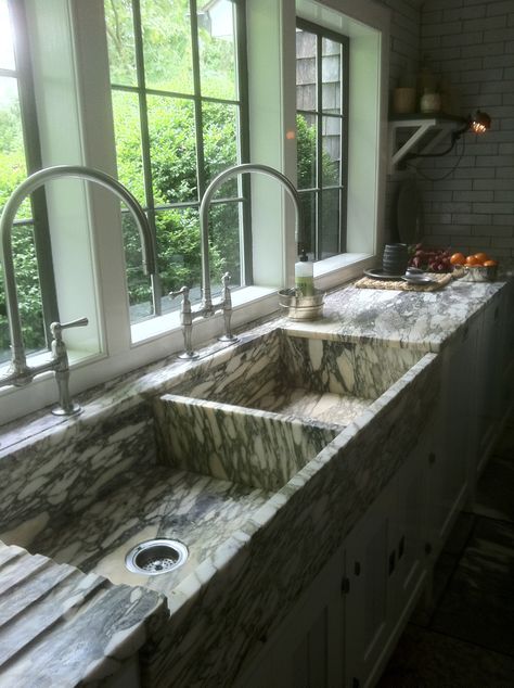 That's a sink! Double Sinks, Marble Sink, Casa Country, Brown Kitchens, Custom Kitchens, Farmhouse Sink Kitchen, Kitchen Marble, Farmhouse Sink, Favorite Kitchen