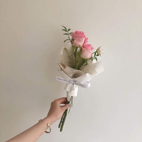 Love Bouquet, Single Flower Bouquet, Diy Bouquet Wrap, Valentine Bouquet, Flower Bouquet Diy, Flower Gift Ideas, Boquette Flowers, Flower Arrangements Simple, Flowers Bouquet Gift