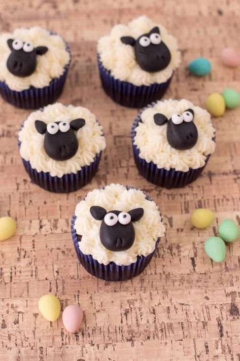 Sheep Easter cupcakes Easy Ways To Decorate Cupcakes, Cupcakes With Eyes, Fun Cupcakes For Kids, Cute Cupcakes Ideas, Easter Cup Cakes, Fun Baking Ideas, Cup Kek, Easter Cupcake Recipes, Easter Baking Recipes