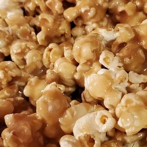 Easy Caramel Corn Recipe, Caramel Corn Easy, Carmel Popcorn, Caramel Corn Recipe, Homemade Caramel Corn, Caramel Corn Recipes, Sweet Popcorn, Caramel Bars, Corn Recipe