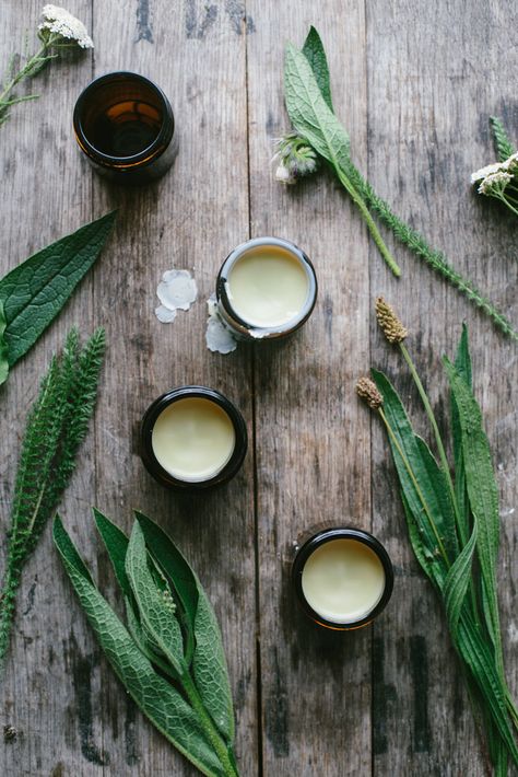 Plantain Salve, Calendula Balm, Comfrey Salve, Yarrow Plant, Magic Cream, Salve Recipes, Homemade Beauty Recipes, Harvesting Herbs, Healing Salves