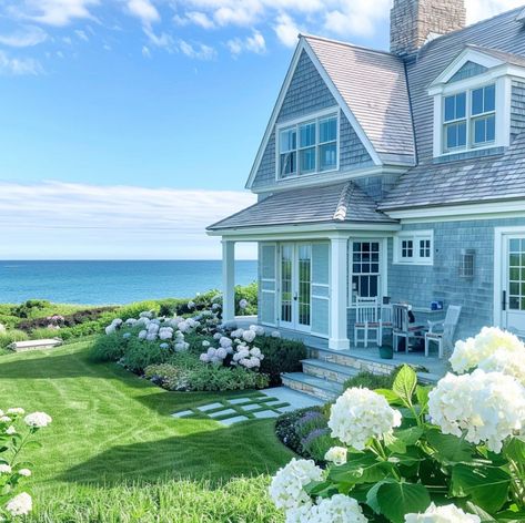 Nantucket Houses, North Carolina Beach House, Hamptons Farmhouse, Nantucket Style Homes, Preppy House, Hamptons Beach House, Cottage Decor Living Room, Beachfront House, Dream Life House