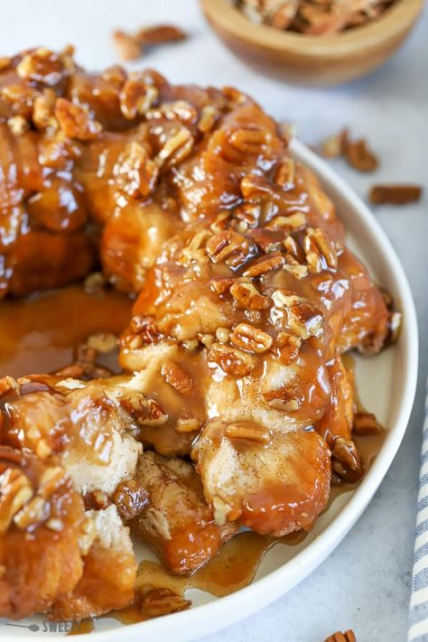 CARAMEL PECAN MONKEY BREAD - This easy Monkey Bread is made using store bought biscuit dough, cinnamon sugar and generous amounts of brown sugar caramel sauce. You'll love every fluffy, gooey, sticky bite. #monkeybread #stickybuns #biscuits #caramel Brown Sugar Caramel Sauce, Gorilla Bread, Recipe Using Canned Biscuits, Caramel Monkey Bread, Pecan Monkey Bread, Brown Sugar Caramel, Easy Monkey Bread, Pecan Sauce, Canned Biscuits