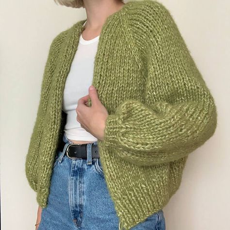 If you’re looking for modern knitting cardigan patterns, I have a great collection of trendy patterns to share with you. Dik Vest, Raglan Pattern, Raglan Cardigan, Pull Mohair, Knit Cardigan Pattern, Modern Knitting, Diy Vetement, Chunky Cardigan, Patterned Cardigans