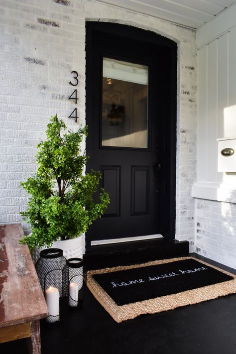 Veranda Design, Small Porch Decorating, Black Front Door, Front Yards Curb Appeal, Farmhouse Front Door, Building A Porch, Black Front Doors, Front Porch Design, Farmhouse Front Porches