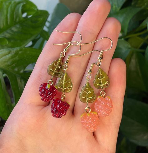 Dangle earrings with raspberry and leaf beads and gold colored hooks Masc Cottagecore, Raspberry Earrings, Crazy Earrings, Funky Accessories, Raspberry Leaf, Leaf Beads, Fruit Earrings, Dope Jewelry, Pretty Necklaces