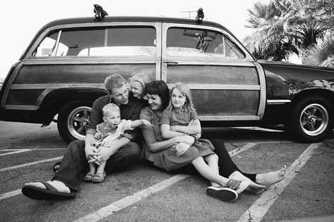 Family Photos With Car, Old Car Family Photoshoot, Vintage Car Family Photoshoot, Family Car Photoshoot, Classic Car Family Photoshoot, Car Family Photoshoot, Beetle Photoshoot, Jeep Photoshoot, Car Family