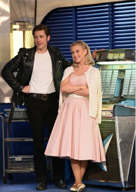 Aaron Tveit & Julianne Hough                                                                                                                                                                                 More 50s Halloween Costumes, Fashion Vampire, Nerd Costumes, Grease Outfits, Grease Costume, Decades Costumes, Grease Party, 60s Outfits, 50s Costume