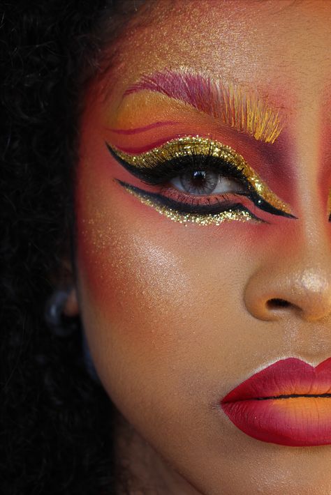 @NaiJellybean on IG & Twitter. Dragon inspired makeup 🐲🐉 Dragon Scale Face Makeup, Red Dragon Makeup Look, Dragon Inspired Makeup, Dragon Halloween Makeup, Dragon Eye Makeup, Dragon Makeup Look, Christmas Makeup Art, Dragon Inspiration, Dragon Makeup