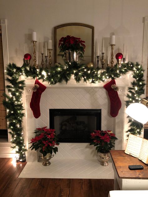 Christmas Decorating Hacks, Xmas Fireplace, Christmas Fireplace Mantels, Decorating Ideas Christmas, Cozy Christmas Decor, Christmas Fireplace Decor, Christmas Mantle Decor, Christmas Themes Decorations, Christmas Decor Inspiration